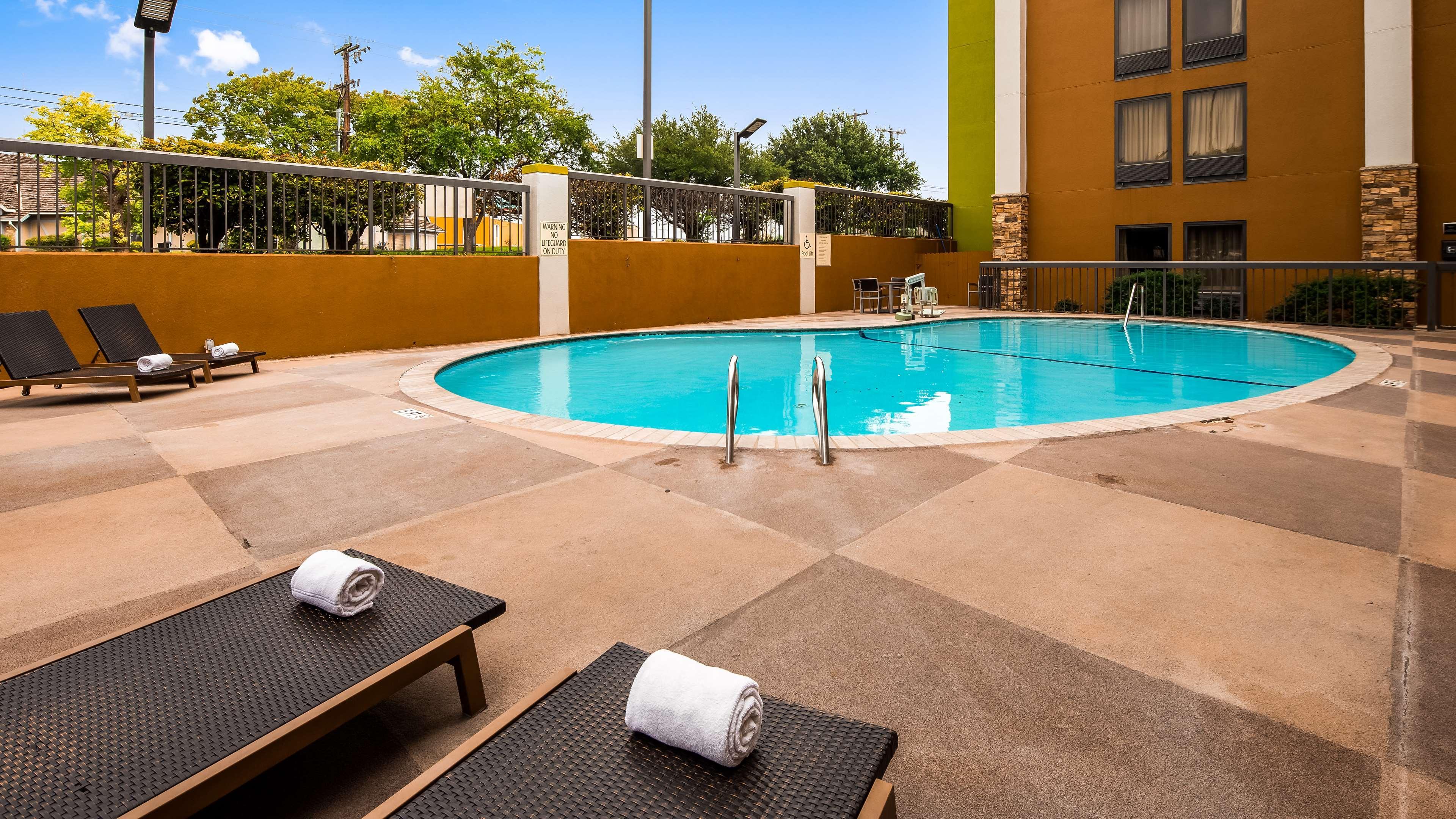 Clarion Pointe Near Medical Center Hotel San Antonio Exterior photo